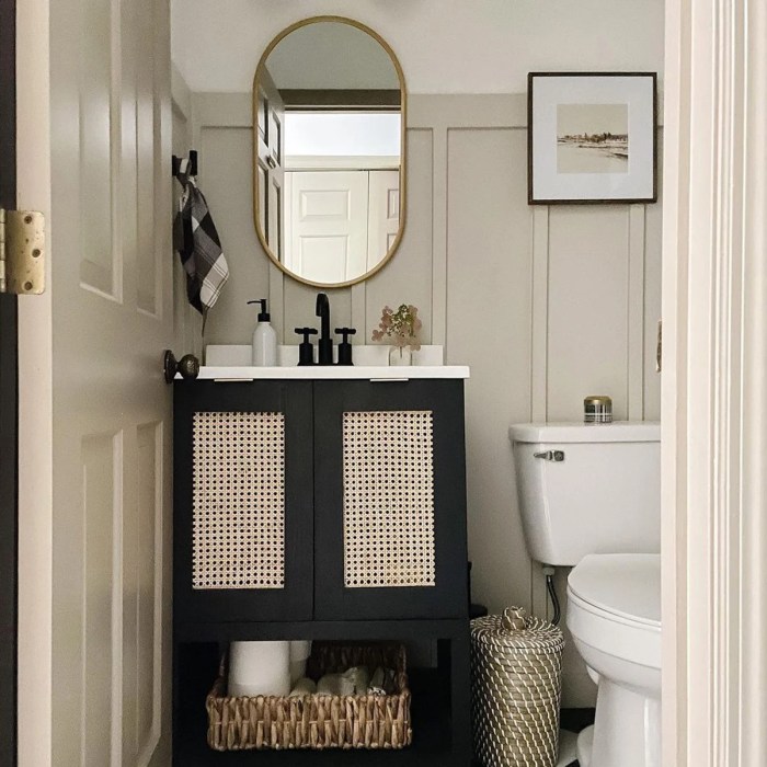 Half bathroom wall decor ideas