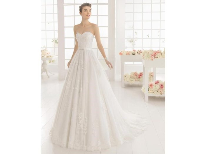 Wedding dresses with bows in the back